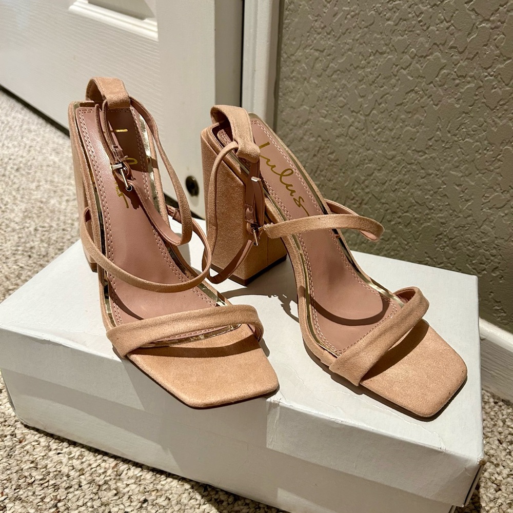 NWB Lulus Nude heels